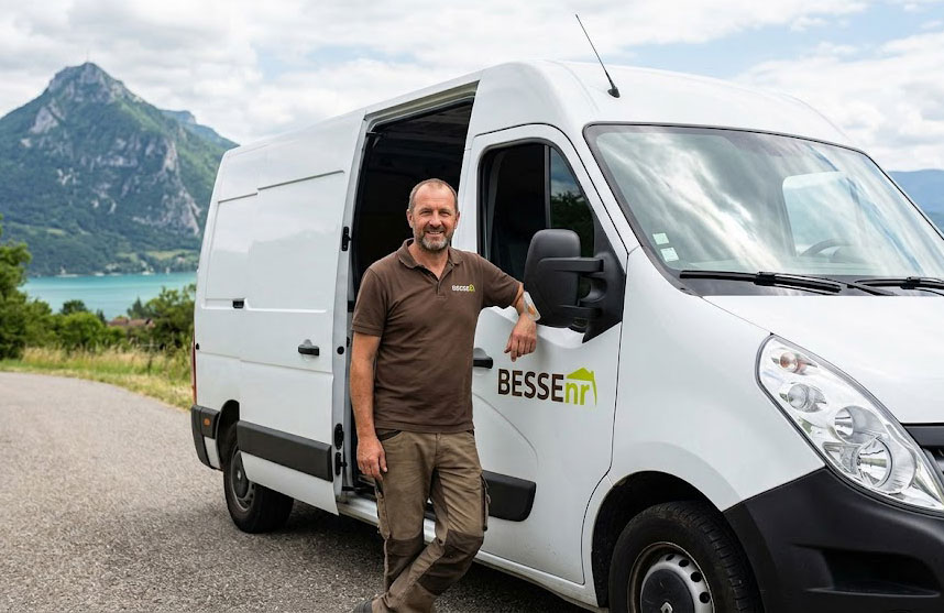Artisan électricien RGE BESSEnr devant utilitaire Savoie Dent du Chat