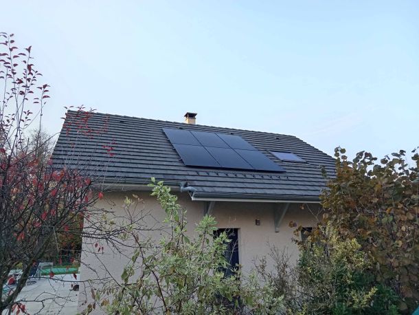 Toiture équipée de panneaux solaires pour autoconsommation en Savoie